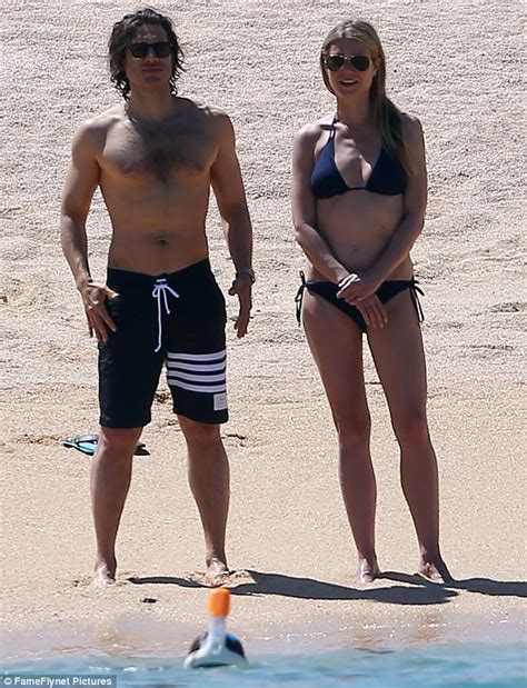 Apple blythe alison martin (daughter with chris martin). Gwyneth Paltrow and Brad Falchuk show off bodies in Mexico ...