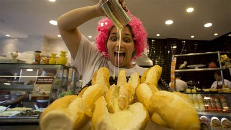 É assim que você faz uma espécie de doce. Pão com leite condensado de Jair Bolsonaro é aprovado nas ruas