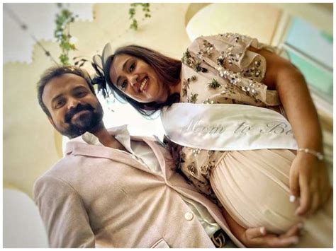 Quattro ex compagni di classe si riuniscono per celebrare la gravidanza di una di loro. Kunchacko Boban reveals baby shower snaps of his spouse ...