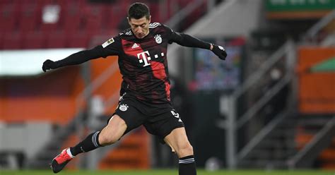 Lewandowski is the most complete striker in the world in the. Bundesliga: Robert Lewandowski on target as Bayern Munich edge out Augsburg to maintain lead