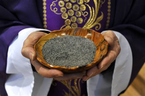 Ce jour est marqué par une célébration au cours de laquelle le. Mercredi des Cendres - Cathédrale de Bruxelles