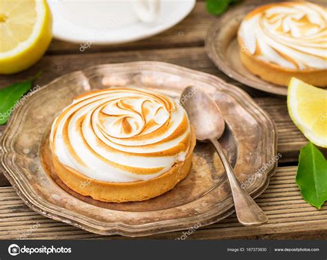 Saft und schale mit restlichem zucker und eiern schaumig rühren. Mini Zitronen-Baiser-Kuchen — Stockfoto © larik_malasha ...