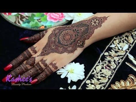 Here is the captivating delicate bands of flowers with minimalistic henna patterns around the motif give a stunning vibe on the bride's hands. KASHEE`S SIGNATURE MEHNDI - YouTube in 2020 | Mehndi ...