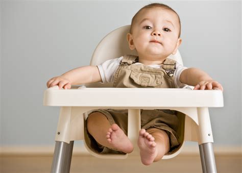 Tentunya bayi membutuhkan adaptasi dari asi ke makanan padat. Review 6 Kursi Makan Bayi Terbaik! - Mamapapa.id