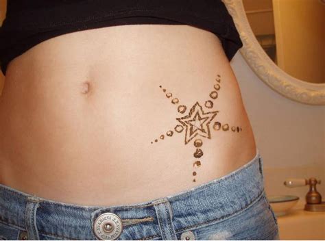 This is a different kind of tattoo art. Star Tattoo Designs For Girls On HipLiteratura por un tubo