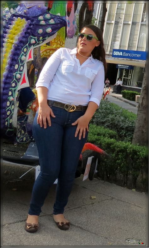 Preciosa madura caderona caminando por la calle mientras luce un espectacular cuerpo con unas curvas de infarto, ella usa la ropa muy pegada al fotos de caderonas captadas en la calle. mujeres maduras nalgonas en jeans | Mujeres bellas en la calle