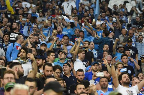 Feliz sábado que hayan tenido todos! Napoli: notte azzurra a Capodichino, 15mila tifosi in festa