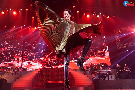 日，宣傳海報正式出爐，但造型與平面設計都讓粉絲卻步，網路負評如潮。 個唱命名《絕色莫文蔚世界巡迴演唱會香港站》（unionpay presents karen mok the ultimate grand slam show），演唱會主題「絕色」的概念是從「絕」字衍生出來，既象徵最活躍的「絕. 莫文蔚《莫后年代》巡迴演唱會最終場 澳門站驚艷登場威尼斯人