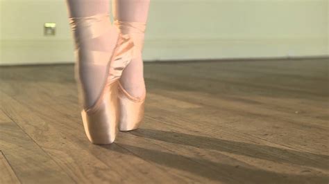 Freed studio ii pointe shoes size 4.5ee standard pink, brand new in bag. Freed of London Pointe shoes - Older Beginner - YouTube