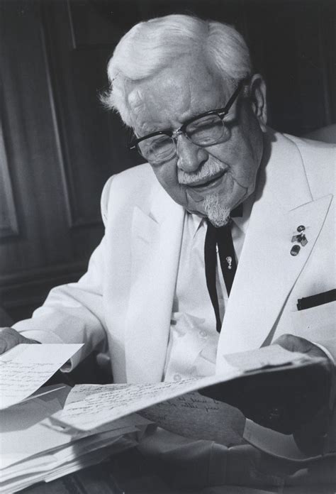 Colonel harland sanders shows tennessee ernie ford & minnie pearl how he cooks his kfc chicken. My Words - Pracob Cooparat: มารู้จักผู้พันแซนเดอร์ ...