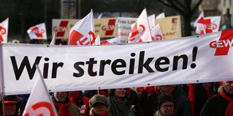 Einen streik durchführen, die arbeit niederlegen, nicht mehr mitmachen, nicht mehr funktionieren, in den ausstand treten, die arbeit niederlegen, nicht funktionieren, in streik treten. Gewerkschaft ruft zum Streik in Leipziger Kitas und ...