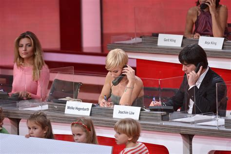 Februar 1960 in schönau im schwarzwald) ist ein ehemaliger deutscher fußballspieler und heutiger fußballtrainer. Sophia Thomalla, Joachim Loew, Wolke Hegenbarth - Sophia ...