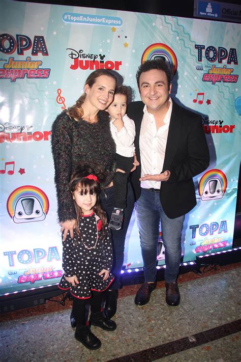 Apa topa #topalover #topa #argentina #fyp #labandadetopa #disney #diegotopa #topaymuni #topon #junior #express. ¡Mirá qué famosos fueron a ver a Topa y a Panam con sus hijos!