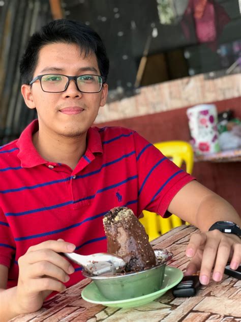 Tapi ingat jangan beri anak makan selalu sebab ia mengandungi gula yang tinggi, buat sekali sekala saja ya! Makan Ais Kepal Milo Pertama Kali Di Temerloh