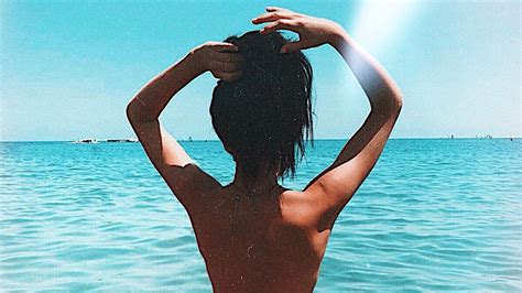 Ich habe mich auch nicht geschämt und bin so sitzengeblieben. Oben ohne im Meer: GNTM-Christina Peno schickt heißes Pic ...