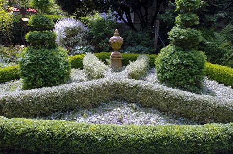 Towering flowers, showy grasses, and attractive foliage create a dynamic design with movement and texture. Plant a knot garden | Plants, Garden design, Garden