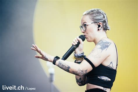 He's a mean mean one, son of a gun, kiss me by the telephone. liveit.ch | Stefanie Heinzmann am Openair Gampel 2019