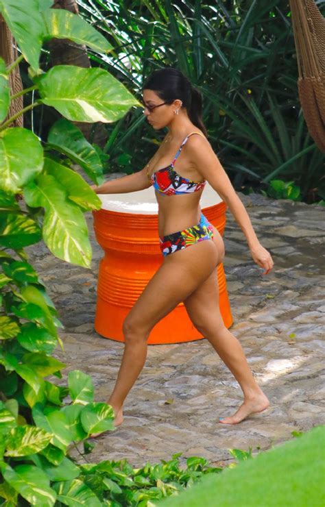 In a since deleted comment, it appears younes isn't too happy with kourtney kardashian's latest instagram post. KOURTNEY KARDASHIAN in Bikini on Vacation in Costa Rica 06 ...