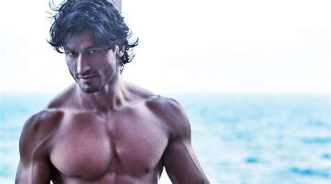 Vidyut jammwal (born 10 december 1980) is an indian actor, martial artist, and stunt performer, who predominantly works in hindi films. Vidyut Jammwa Biography, Age, Weight, Height, Friend, Like ...