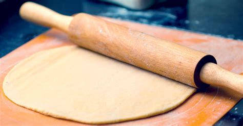 Foderarla con della carta da forno e realizzarci sopra le meringhe utilizzando la sacca da pasticceria. Scopri "Come fare la pasta fresca in casa": gli attrezzi ...