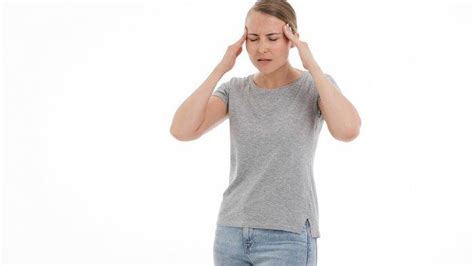Sebenarnya bukan tidak mungkin menghilangkan sakit kepala tanpa obat. 15 Cara Menghilangkan Sakit Kepala Tanpa Obat, Perbanyak ...