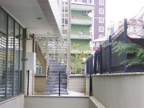 İtfaiye ekiplerinin hava yastığı açtığı, polisin de ikna etmeye çalıştığı aras, askeri yetkiliden hayvanları otlatmaya izin çıkınca eylemine son verdi. Yangın Merdivenleri