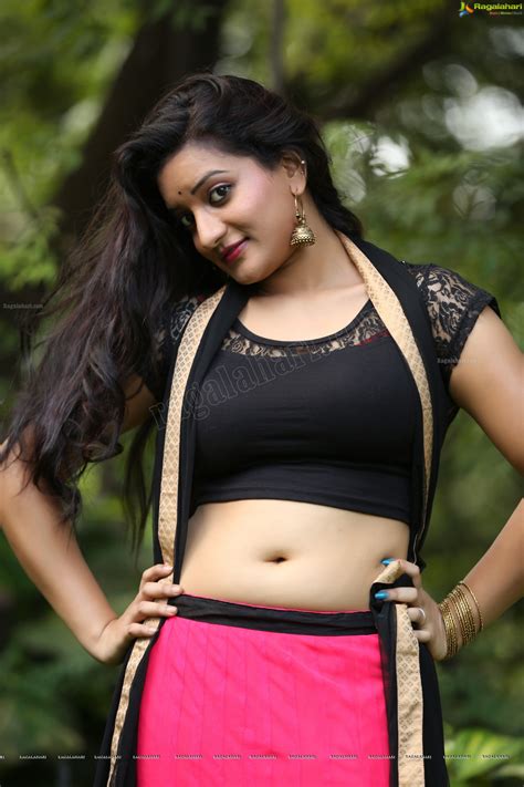Indian public girls image hot collections. Janani Spicy Hot actress hot saree hot navel hot cleavage ...