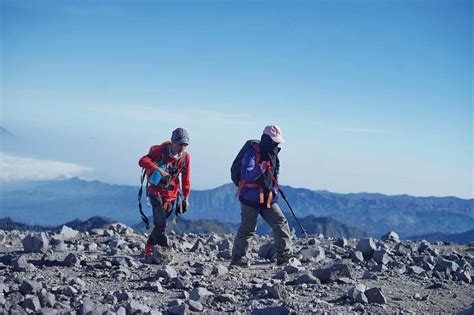 Gunung semeru merupakan salah satu gunung berapi yang masih aktif yang ada dipulau jawa. Cara Aman Cari Teman Naik Gunung di Komunitas