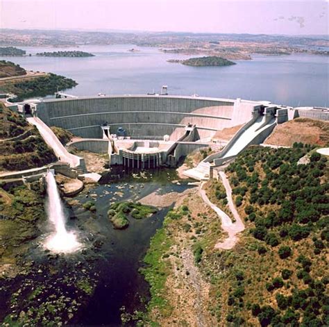 Der stausee von alqueva liegt in portugals größter, aber schwach besiedelster provinz, dem alentejo, wo extrem niedrige niederschlagsmengen den landwirten zu schaffen machen. Portugal: Barragem Alqueva -der größte Stausee innerhalb ...