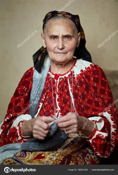 Nous venons au monde pour être heureux. Vieille Femme Roumaine Costume Traditionnel Tricotage Regardant Caméra — Photographie Xalanx ...