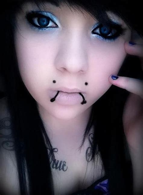 Because they are located on the lower lip. 50+ Snake Fangs Looks Created With Piercings