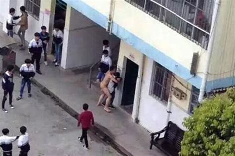 The students, reading english books in original, have ability to study language very easy. Pictures show naked teacher Hou in Taiping 'trying to ...