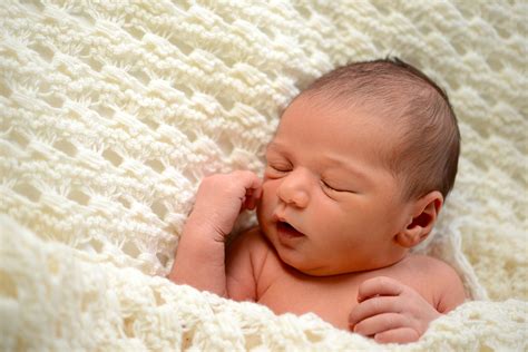 Ein meilenstein ab wann konnen babys den kopf selber halten familie de. Was kann mein Baby wann? Die Entwicklung in den ersten 3 ...