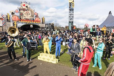 Daarnaast vind je op het terrein genoeg knettergekke randactiviteiten en geheime feestjes. 7 must-see's op Paaspop met NK stagediven, Secret Cinema ...