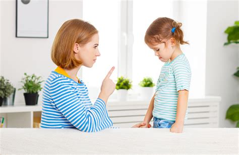 Juegos online tu chat gratis para conocer amigos. Mother Scolds And Punishes Child Daughter Stock Photo ...