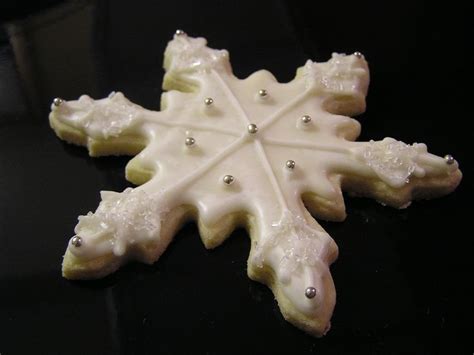 A tradition since 2013, every december we countdown to christmas with 10 new cookie recipes in a row! Sugar cookie with corn syrup icing and silver dragees ...