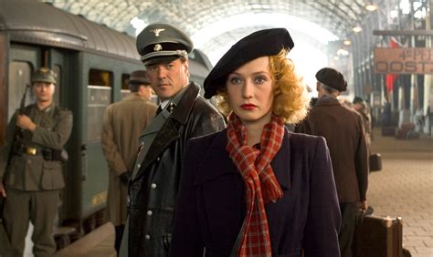 De grote acteur van de oude stempel, lucas bron (coen flink), wil na een optreden een eitje bakken maar dat heeft explosieve gevolgen. Carice van Houten