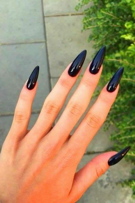 En la actualidad, el diseño de uñas esculpidas es toda una tendencia y solo basta con pasar cinco minutos en instagram o pinterest para saber que las. Uñas negras en punta #manicure #pedicura #pedicure # ...