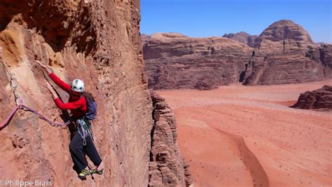 Wadi rum, en jordanie, désormais mondialement connu pour l'escalade de ses grands murs de grès, est devenue en une vingtaine d'années un lieu. Escalade en Jordanie -- Wadi Rum :: ESCALADE et VOYAGE ...