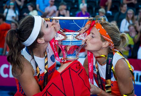 Een van beste hockeysters in de hoofdklasse speelt bij de dames van amsterdam. Hockeymonoloog Eva de Goede: van bescheiden meisje tot ...