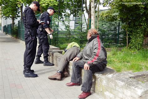 Policja podała, że mężczyzna zmarł po dwóch godzinach od przewiezienia do szpitala. Interwencja policji w pobliżu lokali wyborczych ...