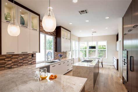 A major kitchen remodel at upscale prices will average a whopping $113,464, with an average return of 59.7 percent. How Much Do Kitchen Cabinets Cost? | Remodel Works