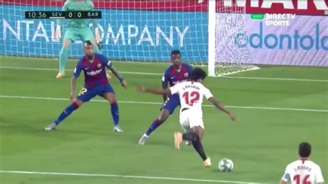 Scotland captain andy robertson hits a first time strike but czech republic keeper tomas vaclik is able to push it wide. VIDEO Barcelona vs. Sevilla: el remate de Jules Koundé que ...