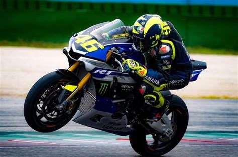 Da ex campione superbike, vincitore di due mondiali (l'ultimo a 41 anni), consiglierebbe allo storico rivale valentino rossi di passare sulle derivate di serie? Apa-apaan Nih, Valentino Rossi Ketangkep Kamera Jajal ...