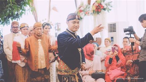 Dalam pemakaiannya kebaya pengantin ini pasti disertai. Dalam pernikahan adat Jawa, pasangan pengantin saat menuju ...