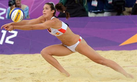 Piano di protezione per le attività di allenamento pallavolo et beach volley (26.06.2021) modello: Voley Playa: Elsa Baquerizo (CV Majadahonda) defiende el ...