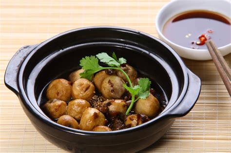 Steak with black pepper sauce is a perennial bistro favourite, but that doesn't mean you can't recreate it at home. Vietnamese Caramelized Mushroom with Pepper recipe - EZ ...