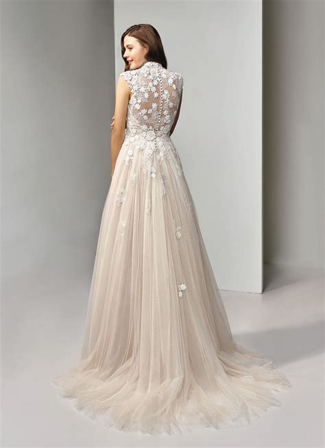 Welche brautkleider must haves dürft ihr auf keinen fall verpassen? Brautkleid mit Spitze, Blüten, Prinzessschnitt und Kragen ...