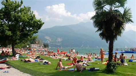 Subscribe don't just watch it !! Si masturba in spiaggia di fronte alle ragazze, loro fanno ...