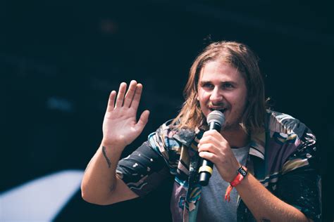 Le chanteur lillois voyou est de retour avec son nouveau single, carnaval et son clip, aussi poétique que loufoque. LE CHANTEUR VOYOU ENTRE POP ELECTRO ET POÉSIE RÉALISTE